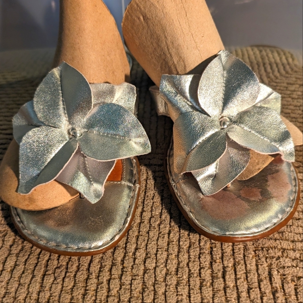 Born 7 silver leather floral thong kitten heel rubber outsole‎ sandals